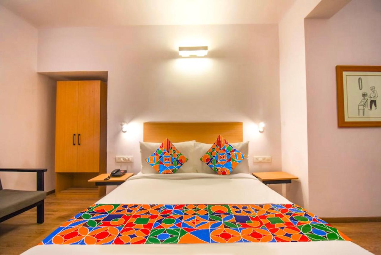 Fabexpress Heera Holiday Inn Kalkutta Exterior foto